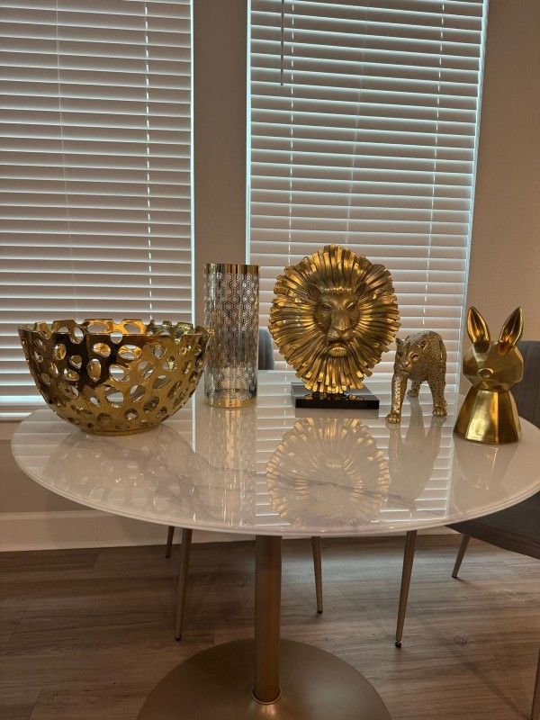 Selling a beautiful collection of gold decorative pieces