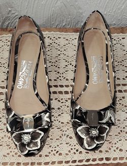 Salvatore Ferragaqmo Patent Leather Floral Pumps Sz 6C