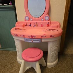 Step 2 Girls Makeup/jewelry Vanity Kit