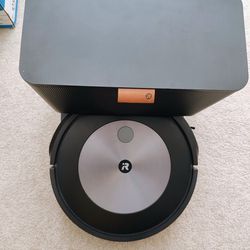 iRobot Roomba J7+ Self-Emptying Vacuum Cleaner Like New 