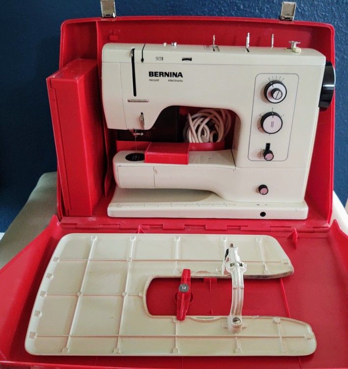 BERNINA SEWING MACHINE