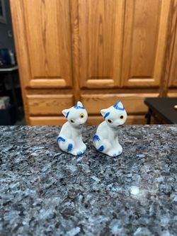 Ceramic Vintage Cat blue and white pair of salt and pepper shakers.  With cork stoppers.  Size  2 1/2 inches tall.  Occupied Japan.  Preowned good con