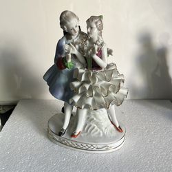 Colonial revolution couple