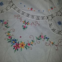 Beautiful vintage round table cloth