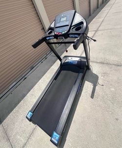 Xterra treadmill TR300 like new / delivery