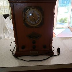 Vintage Thomas Collectors Edition Clock Radio Model 512 American Series Cassette.