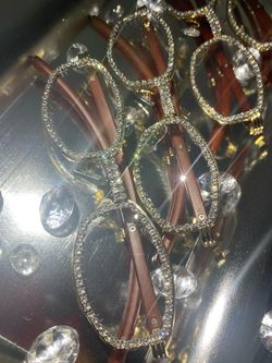 Millionaire Celebrity Glasses “Look Like 💴 ” One (1) Unisex wooden frame with sparkling lab, diamond ice trim. Comes with a white protective case for