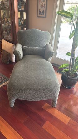 Gorgeous Vintage Chaise Lounge