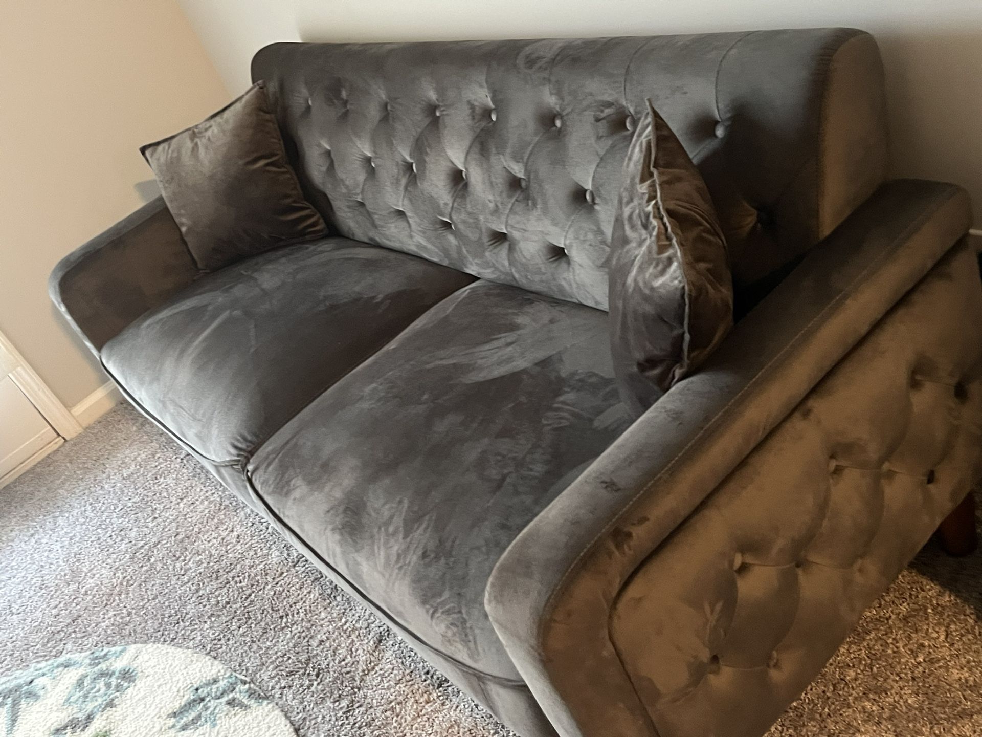 Like-New Modern Couch – Barely Used – Priced to Sell Fast!