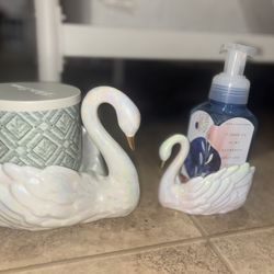 Bath & Body Works Candle And Soap Holder swans iridescent