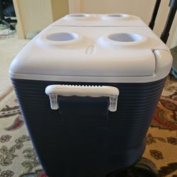 45qt Rubbermaid Cooler w/ wheels and handle