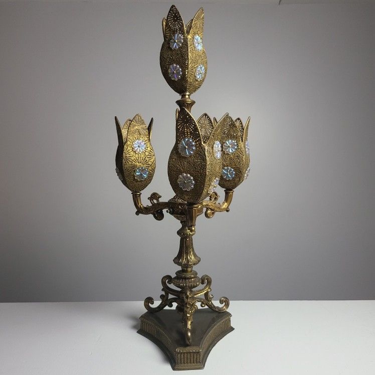 This is a vintage Loevsky & Loevsky (L&L WMC) Hollywood Regency style gilt bronze and brass candelabra table lamp featuring filigree flower petals