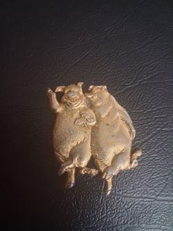 BROOCH  2 DANCING PIGS