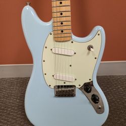 Fender Player Mustang  Maple Fingerboard Sonic Blue with black gig bag