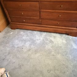 A classic wooden sleigh bed With Two Matching Nightstands And Dresser
