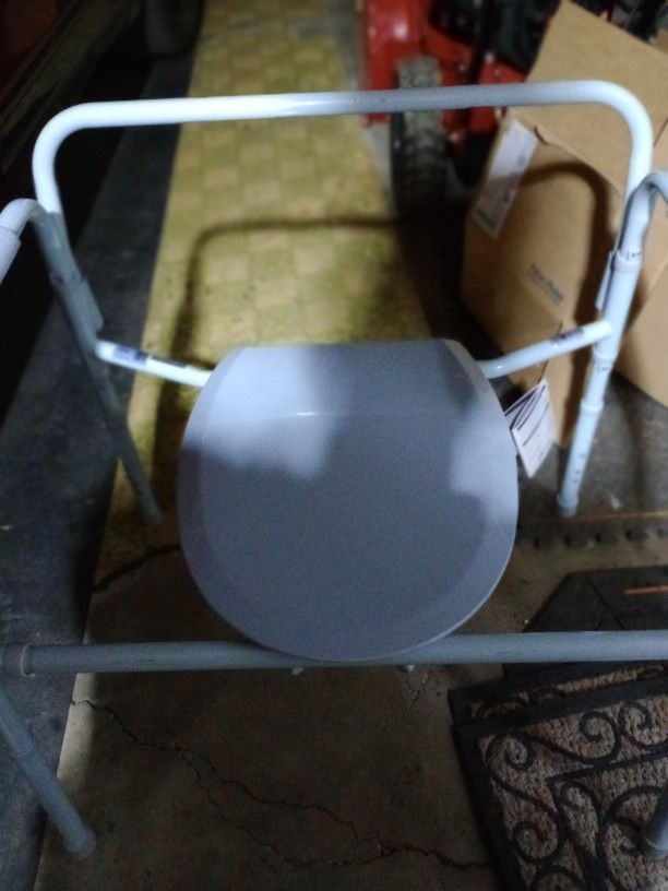 LIKE NEW COMMODE