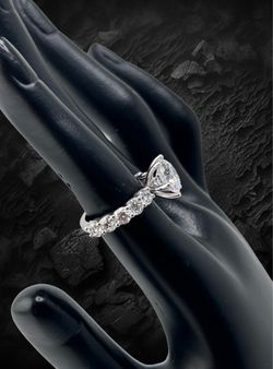 White gold engagement ring with lab-Grown Diamond