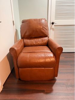 Brown Leather Power Recliner – Excellent Condition