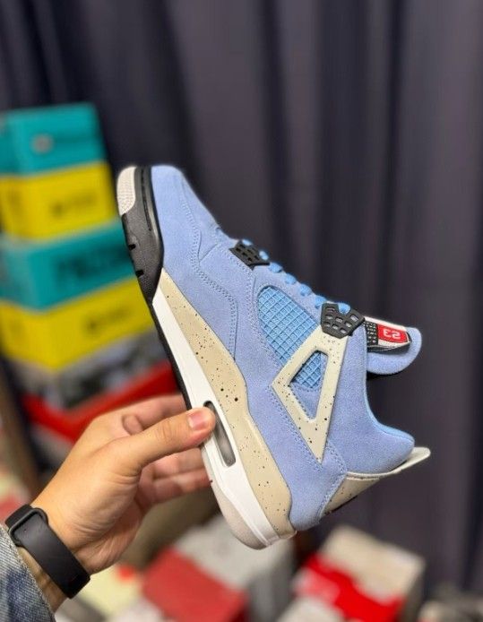 Jordan 4 Retro Size 8.5 12
University Blue CT8527 400