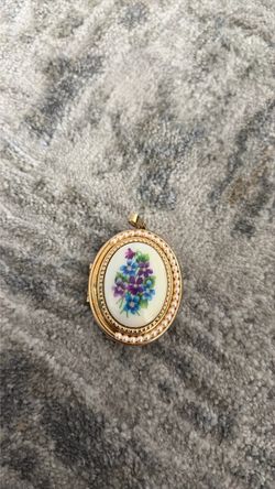 Vintage  Floral Cameo Locket