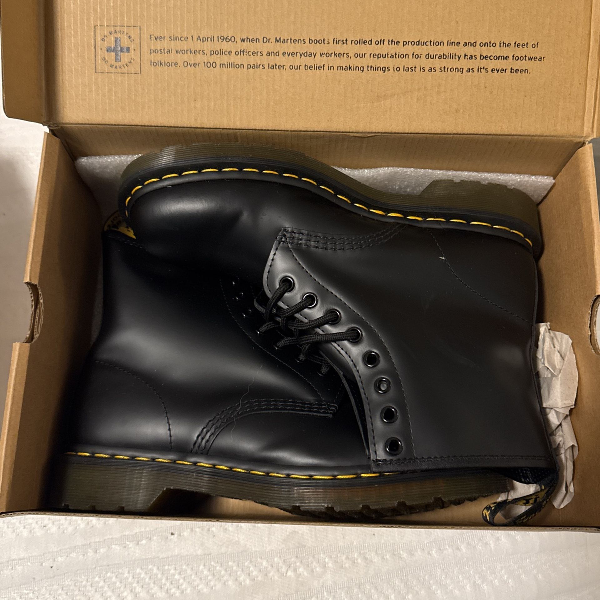Doc Martens 1460 Smooth Black Wmns Sz