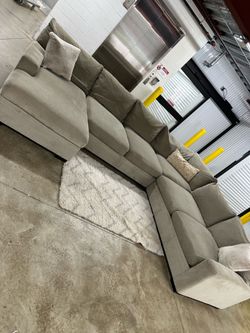 *Free Delivery*🚚 Modern Huge Beige U Shaped Sectional!