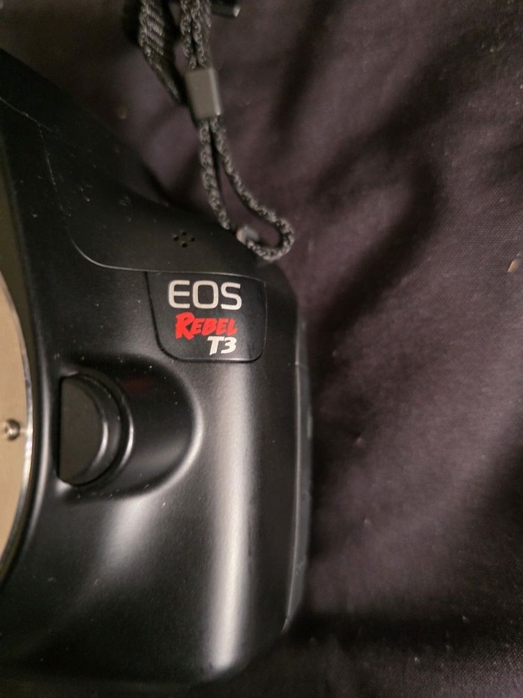 Canon EOS Rebel T3 w 300mm Len