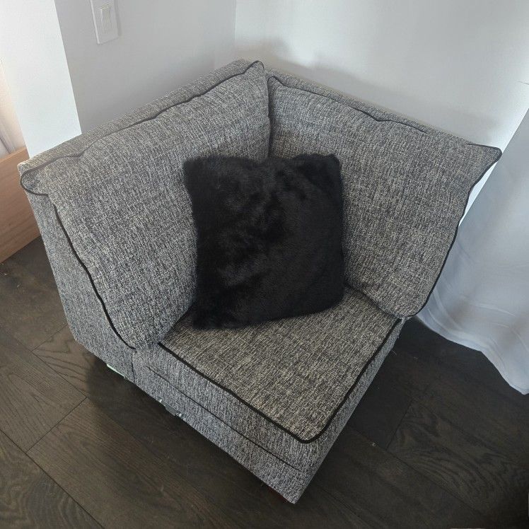 Corner chair/couch/seat w/pillow
