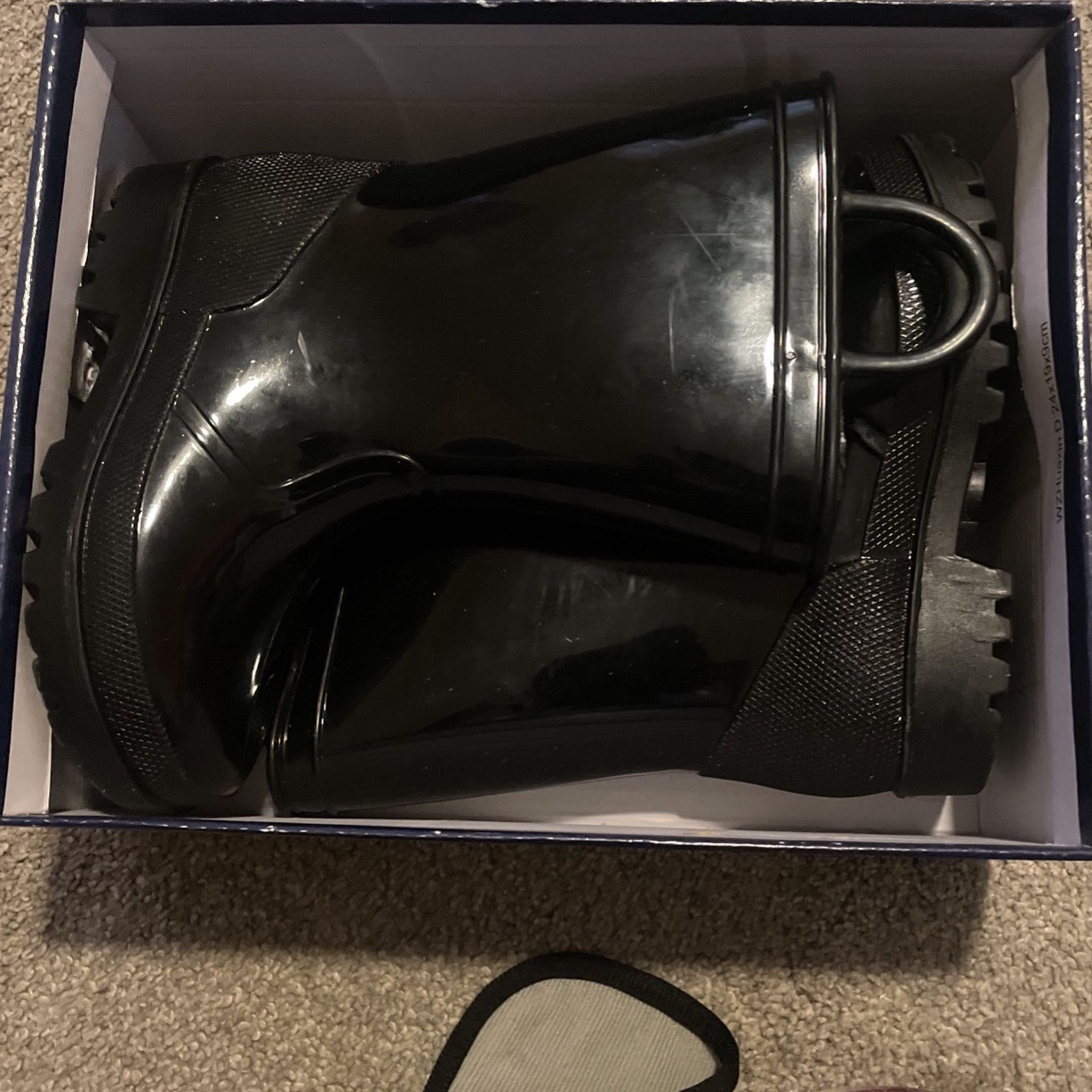 8c Black Rain Boots