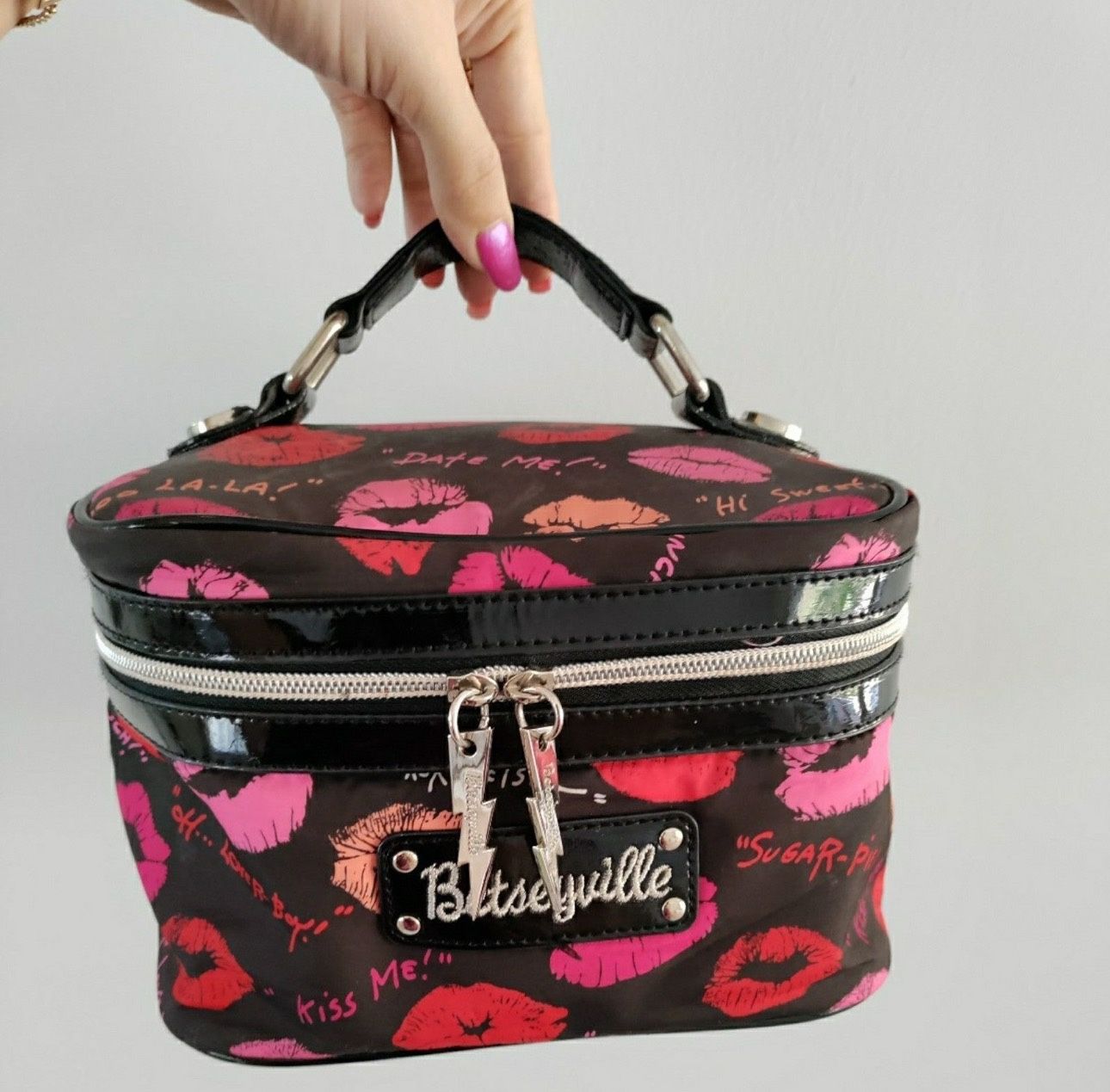 ✨RARE BETSEY JOHNSON LIPS MAKEUP BAG TRAVEL COSMETICS BAG BETSEY JOHNSON KISS✨