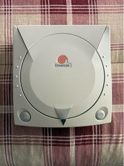 Sega Dreamcast very clean with 2 controllers 6 games plus sega code breaker