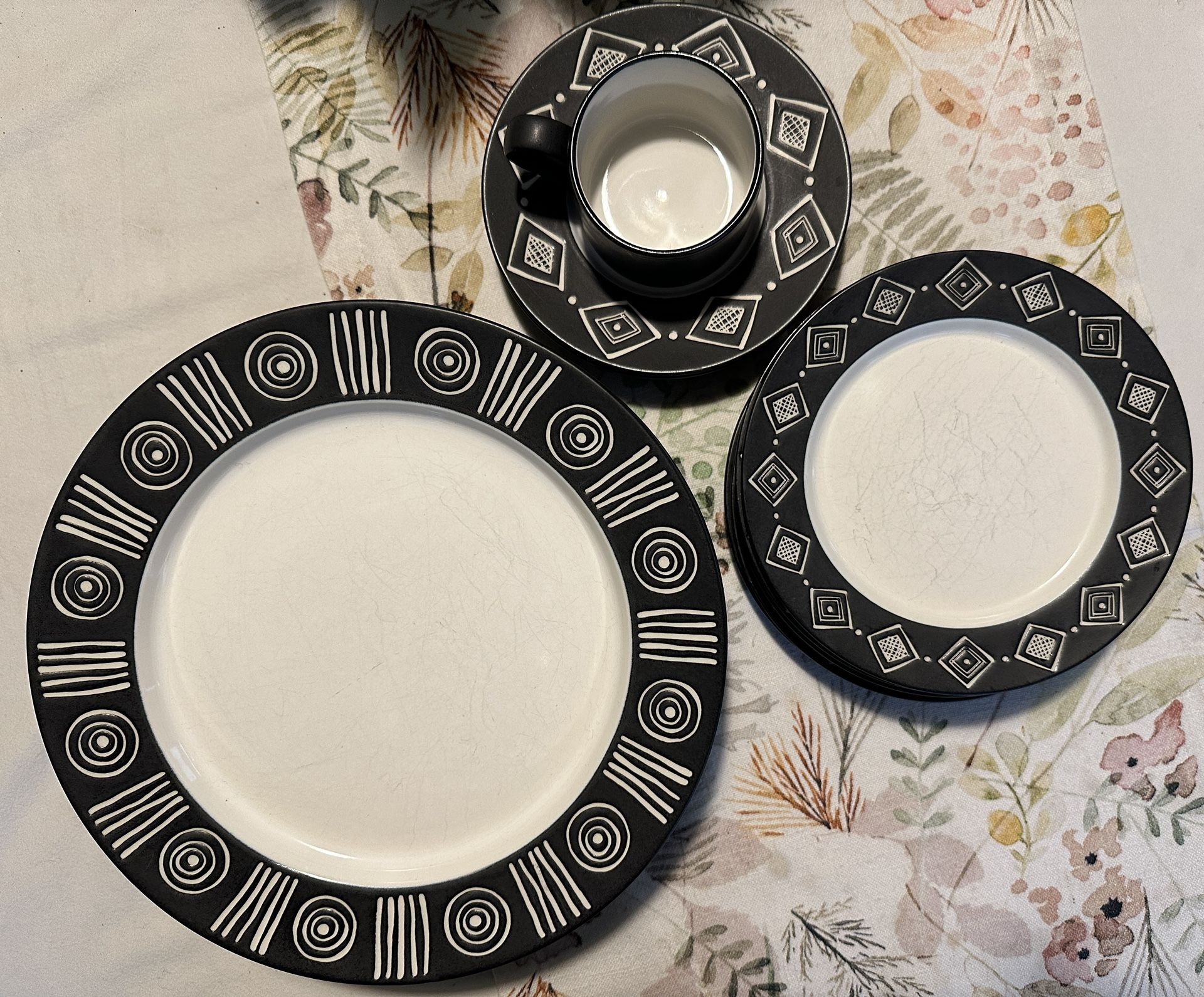 Pottery Barn BONGO Pattern Dishes Vintage 1990’s Set of 8 +/- Place setting 🍽️ Or Separately
