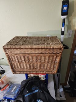 Large vintage French wicker hamper/chest
Thick weave/Hinged lid/Side handles SUPER RARE