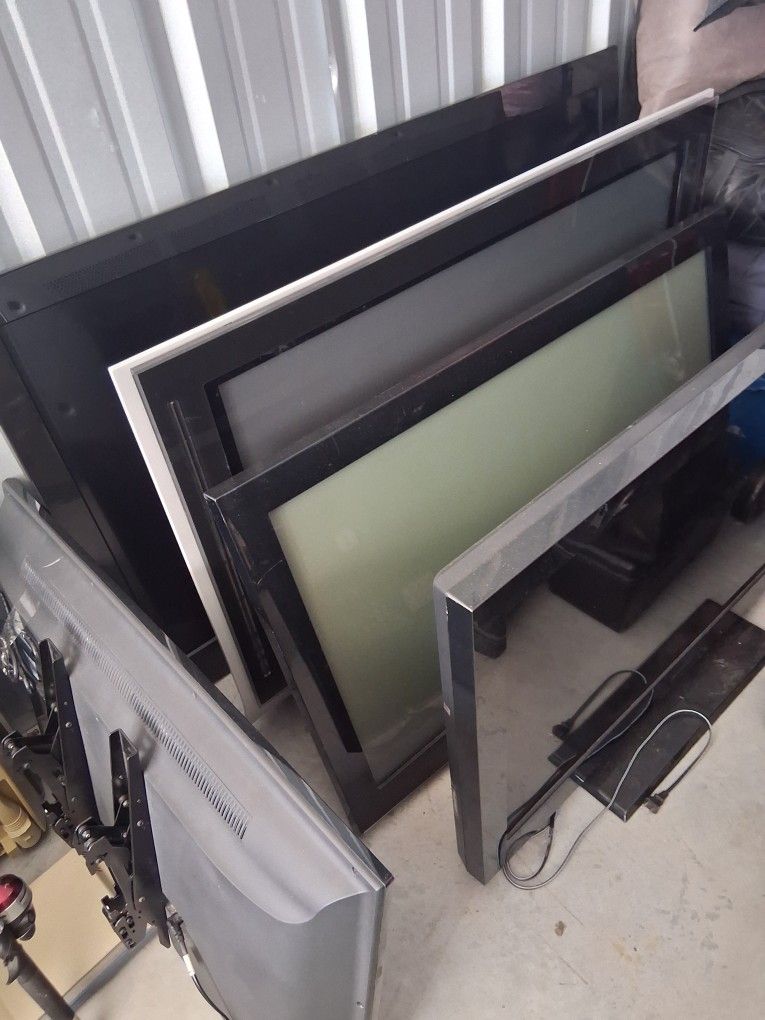 Brand New Flatsvreens 3 Samsungs And A Sonya And The Other Is A I Forgot The Name But The Sizes Are 43 Inches And 65 Inches And 40 Inches