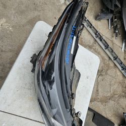 Toyota Highlander Right Headlight Black Oem