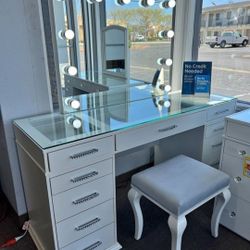 Dawson Vanity Set
by FoA(White And Gray)🚛3-7 Days  Delivery 💳Financing Options