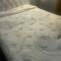 Queen Serta Bed 