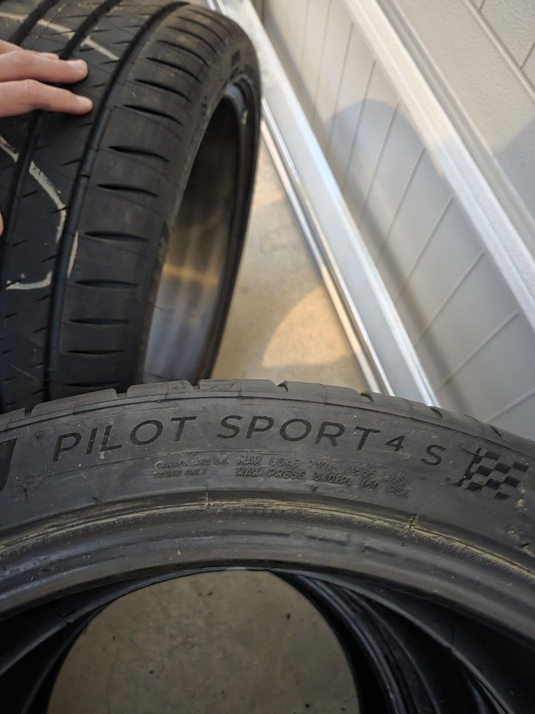 Michelin Pilot Sport 4s 235 40 R19 &