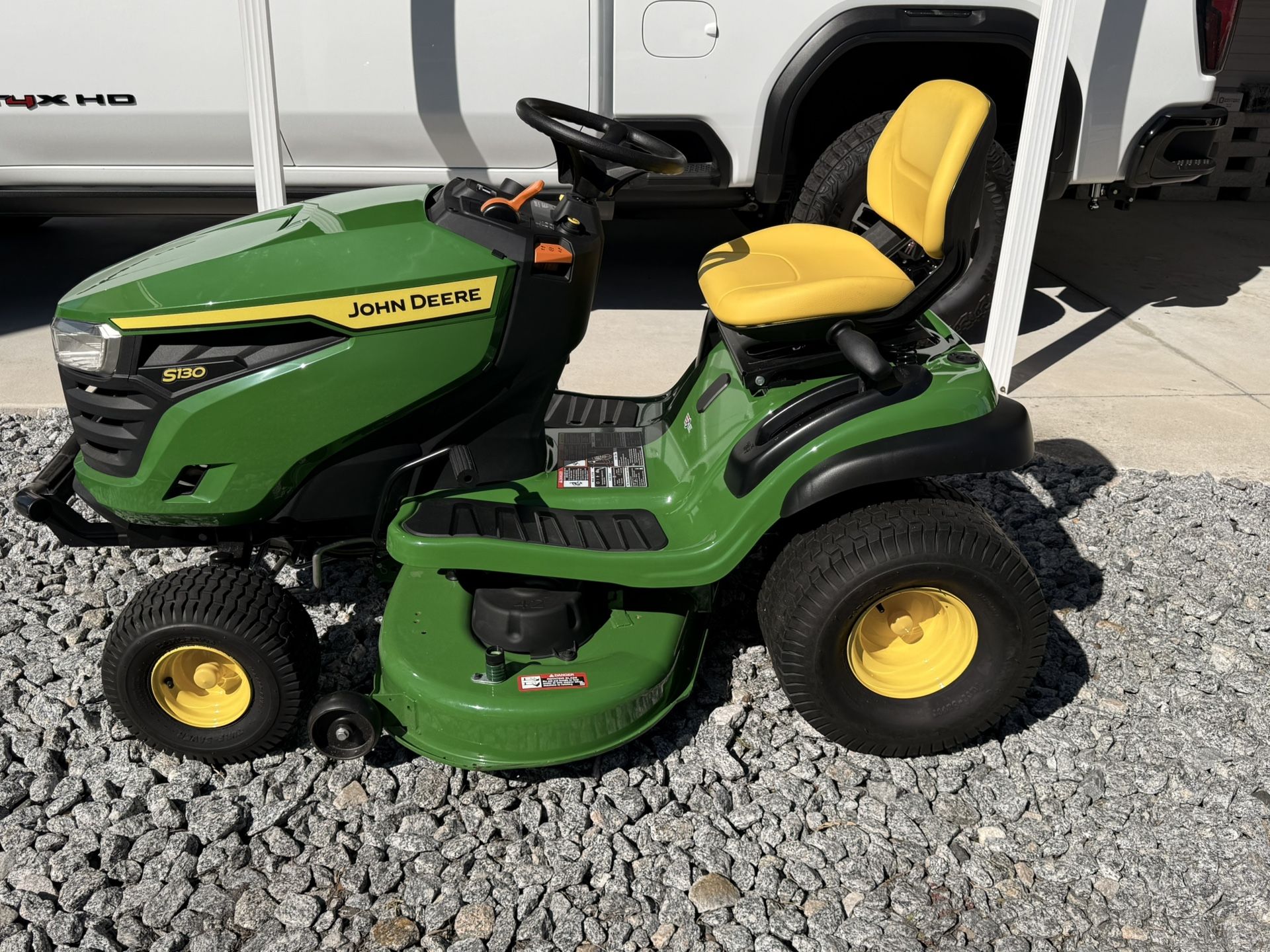 John Deere S130 Riding Mower