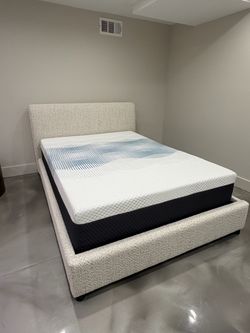 Luxury  memory foam Queen  size 12” New mattress in a plastic sealed.       Venta de colchones  Hablamos Español   Hablamos Español  Mattresses for sa
