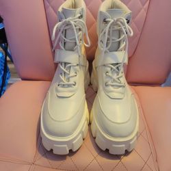** LIKE NEW ** Forever 22 Whute Combat Style Boots 