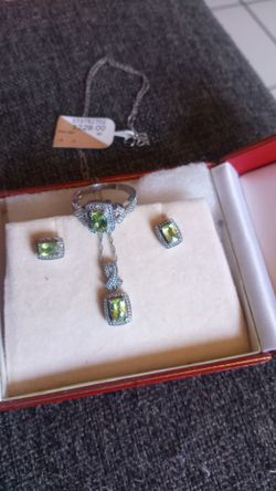 Set de joyeria de cadenita Anillo Aretes con piedras originales peridot y pequeños diamantitos Nuevo en caja