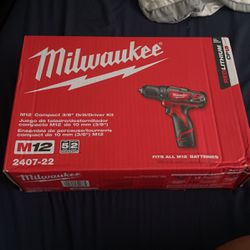 Milwaukee 2407-22 M12 3/8 Drill Driver Kit