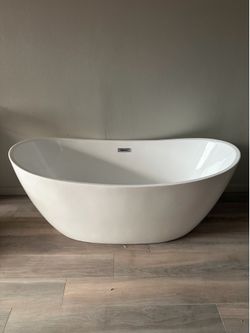 Modern White Bathtub-Faucet Included