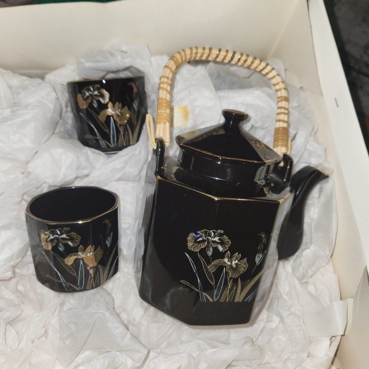 Tea Pot With 4 Cups