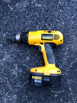 18v Dewalt cordless drill, 2 batteries and 1 charger included
