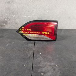 2017-2018-2019 CHRYSLER PACIFICA RIGHT INNER LAMP OEM USED #9612