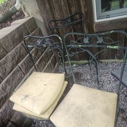 Vintage Woodard Table And 4 Chairs 