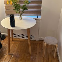 Circular Table w Stools 