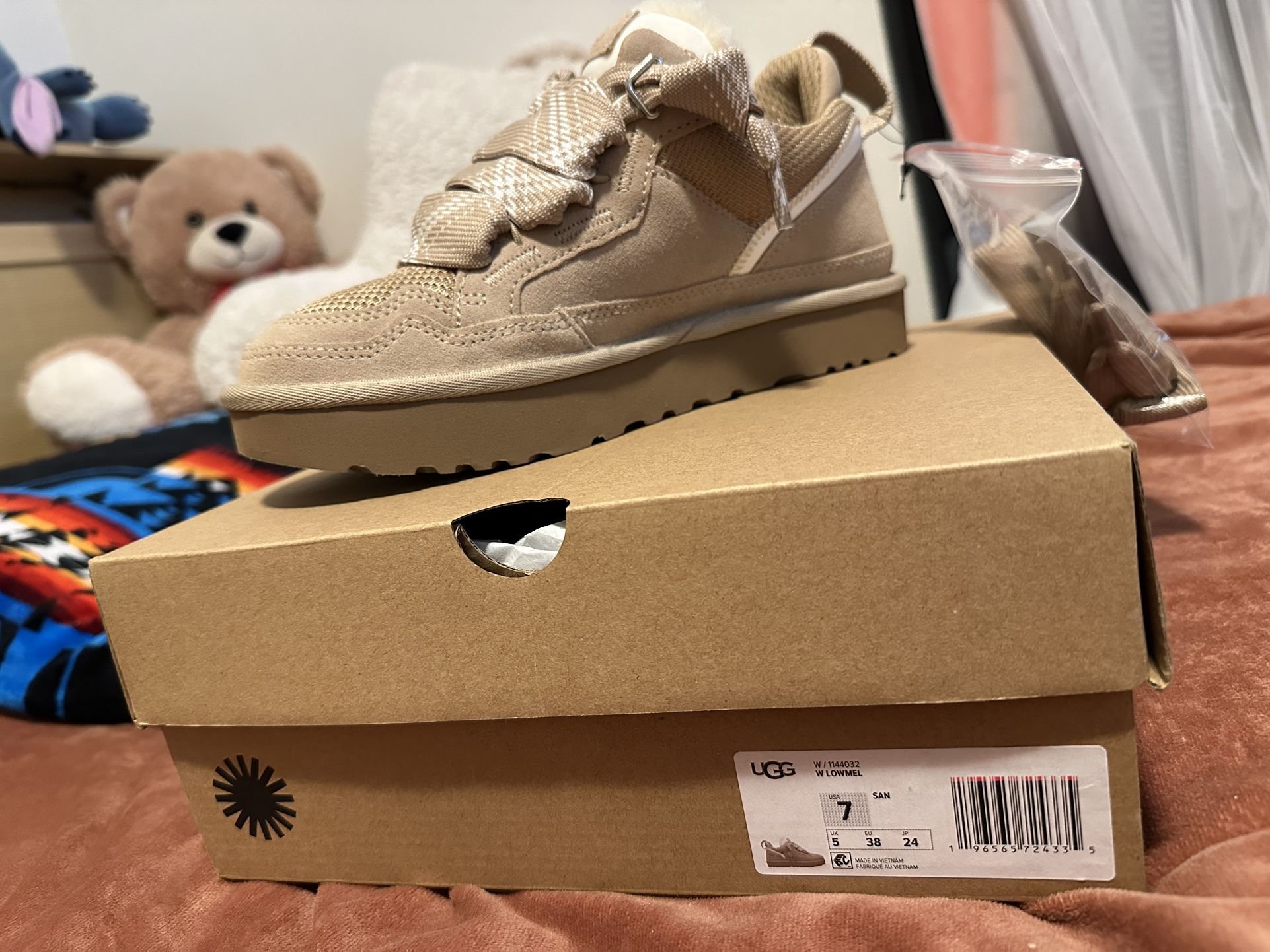 UGG Women’s Lowmel Sand Size 7
